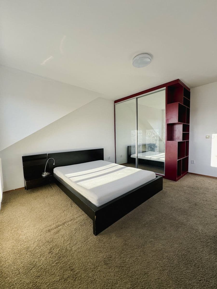 Prenájom bytu 3-izbový 61 m², Varšavská, Praha, Praha Prenájom bytu 3-izbový 61 m², Varšavská, Praha, Praha