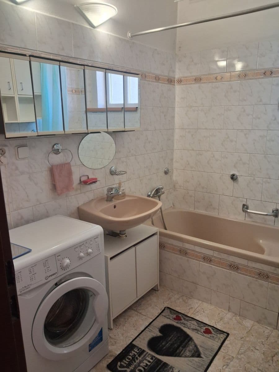Prenájom bytu 3-izbový 90 m², Štychova, Praha, Praha Prenájom bytu 3-izbový 90 m², Štychova, Praha, Praha