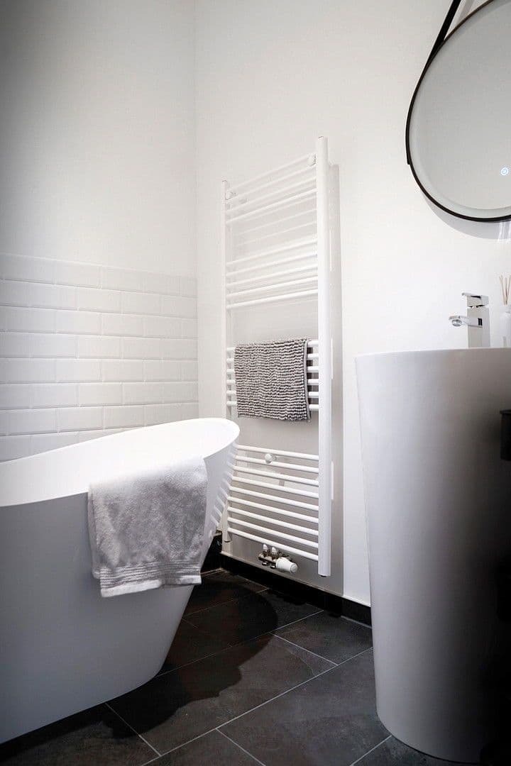 Prenájom bytu 2-izbový 93 m², Esslingen am Neckar, Bádensko-Wurttembersko Prenájom bytu 2-izbový 93 m², Esslingen am Neckar, Bádensko-Wurttembersko