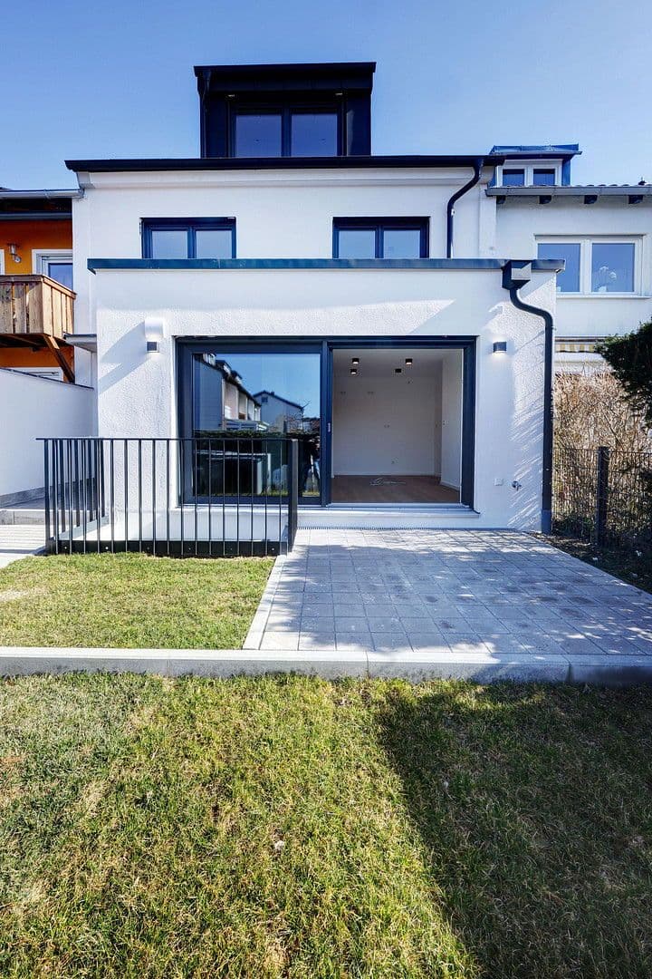 Prenájom domu 135 m², pozemek 102 m², München, Bavorsko Prenájom domu 135 m², pozemek 102 m², München, Bavorsko