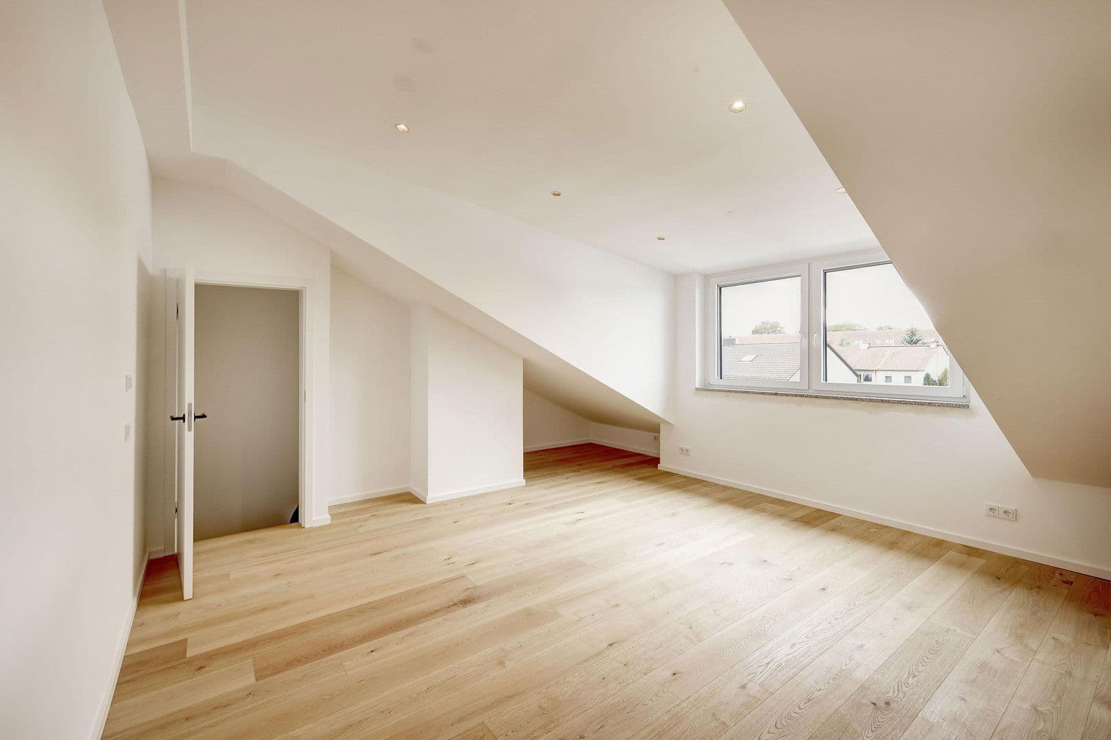 Prenájom domu 135 m², pozemek 102 m², München, Bavorsko Prenájom domu 135 m², pozemek 102 m², München, Bavorsko