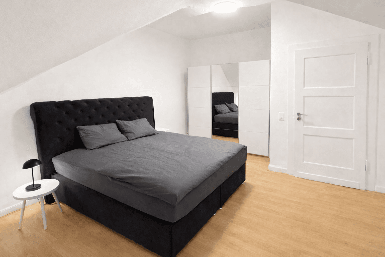 Prenájom bytu 2-izbový 72 m², Düsseldorf, Severné Porýnie - Westfálsko Prenájom bytu 2-izbový 72 m², Düsseldorf, Severné Porýnie - Westfálsko