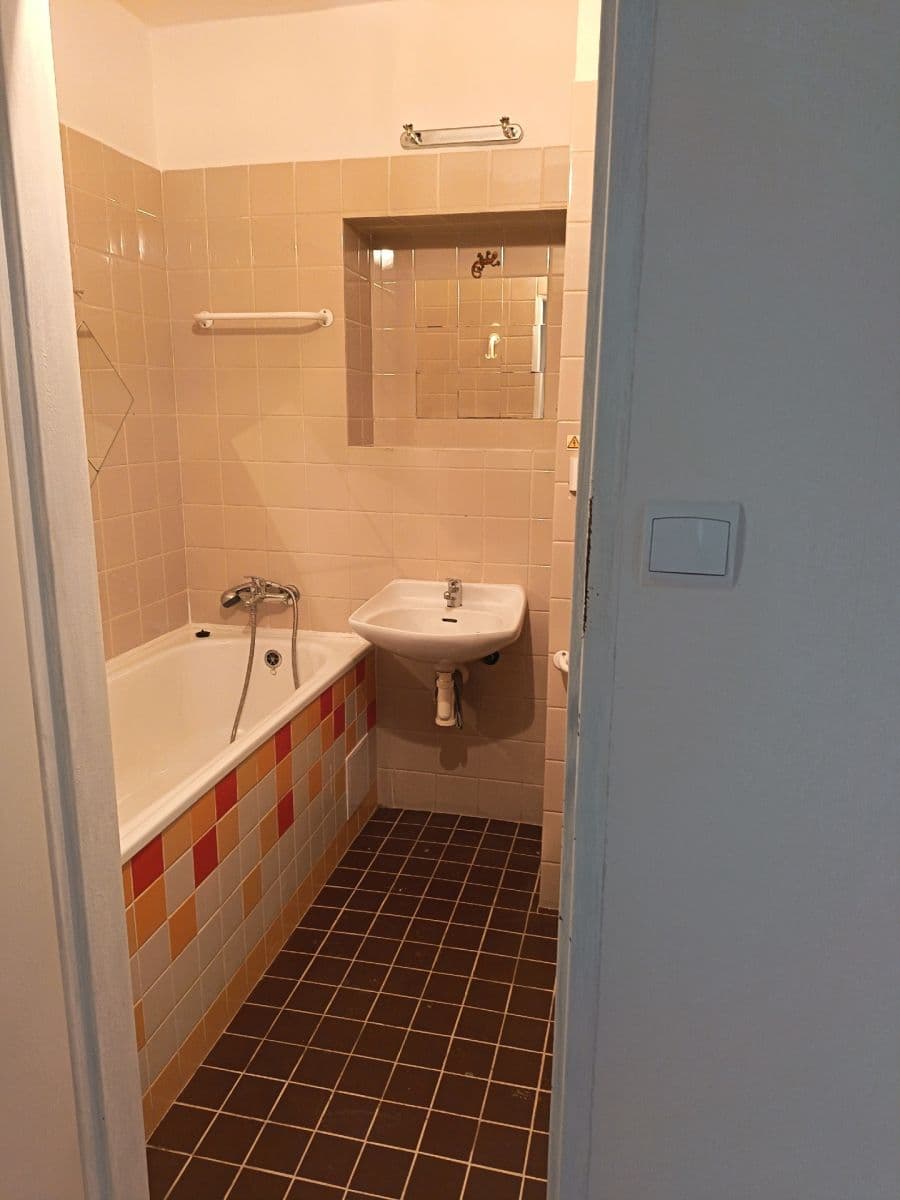 Prenájom bytu 1-izbový 37 m², Holubkova, Praha, Praha Prenájom bytu 1-izbový 37 m², Holubkova, Praha, Praha