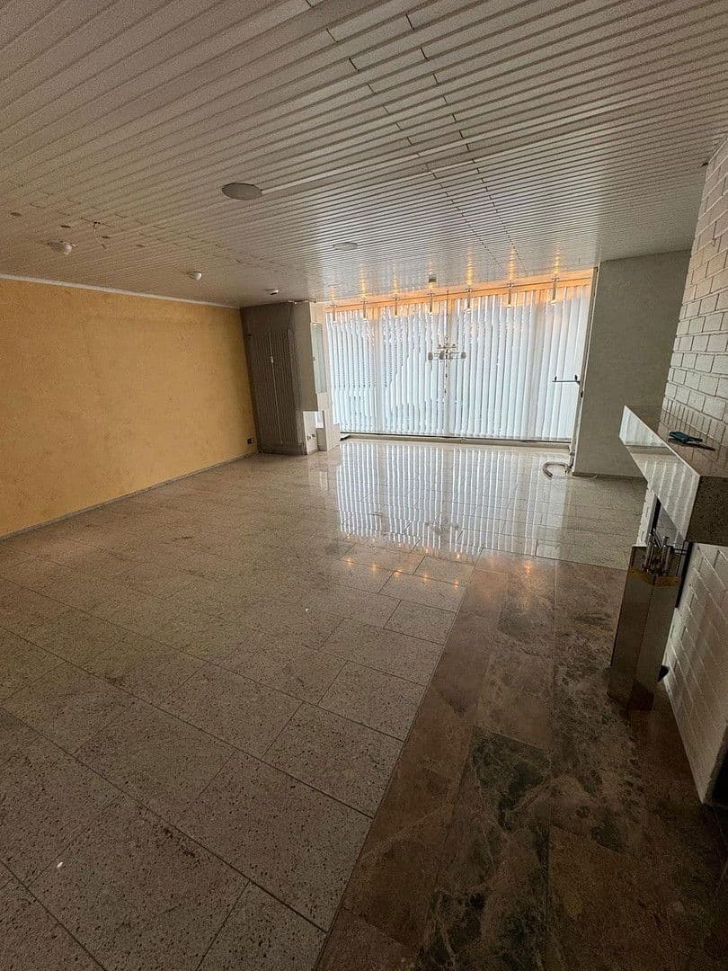 Prenájom bytu 4-izbový 140 m², Kaiserslautern, Porýnie-Falcko Prenájom bytu 4-izbový 140 m², Kaiserslautern, Porýnie-Falcko