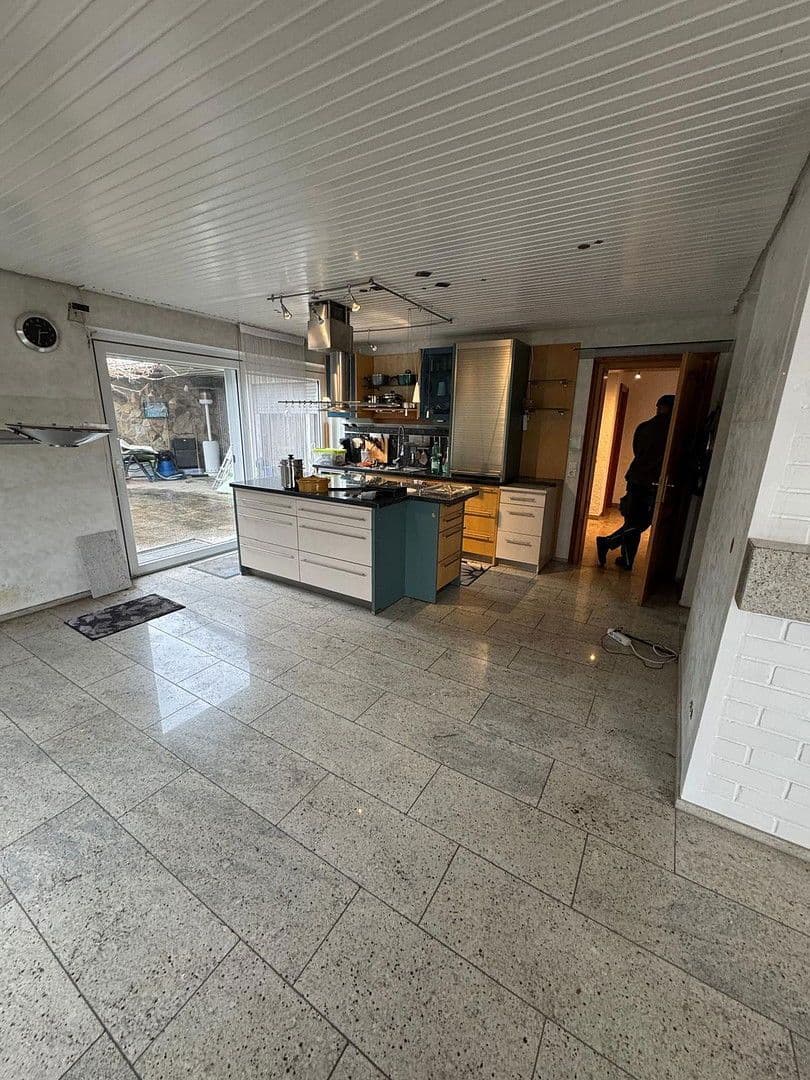 Prenájom bytu 4-izbový 140 m², Kaiserslautern, Porýnie-Falcko Prenájom bytu 4-izbový 140 m², Kaiserslautern, Porýnie-Falcko