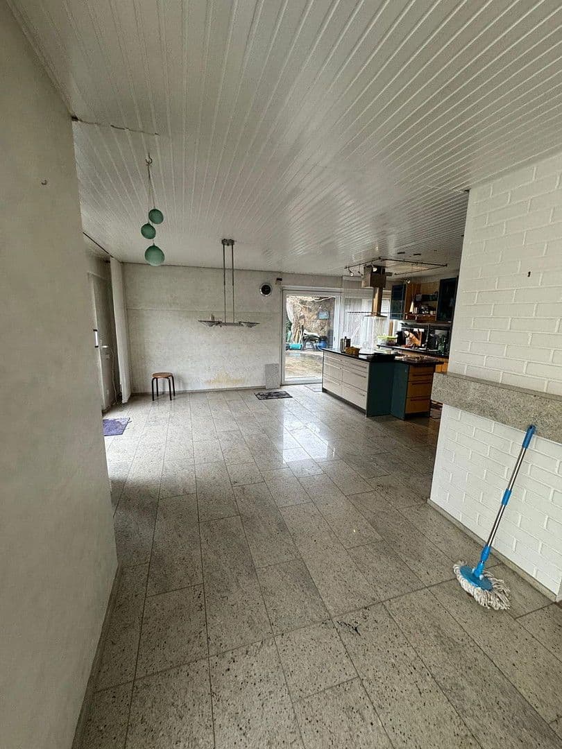 Prenájom bytu 4-izbový 140 m², Kaiserslautern, Porýnie-Falcko Prenájom bytu 4-izbový 140 m², Kaiserslautern, Porýnie-Falcko