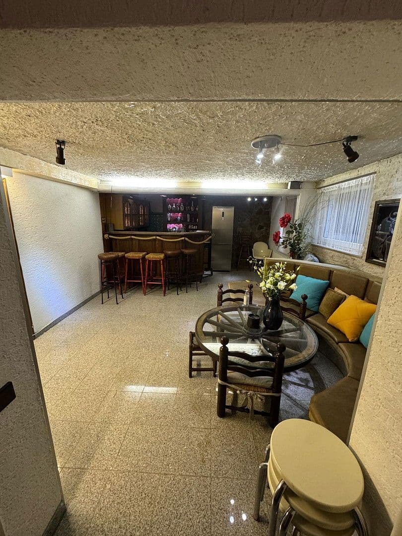 Prenájom bytu 4-izbový 140 m², Kaiserslautern, Porýnie-Falcko Prenájom bytu 4-izbový 140 m², Kaiserslautern, Porýnie-Falcko