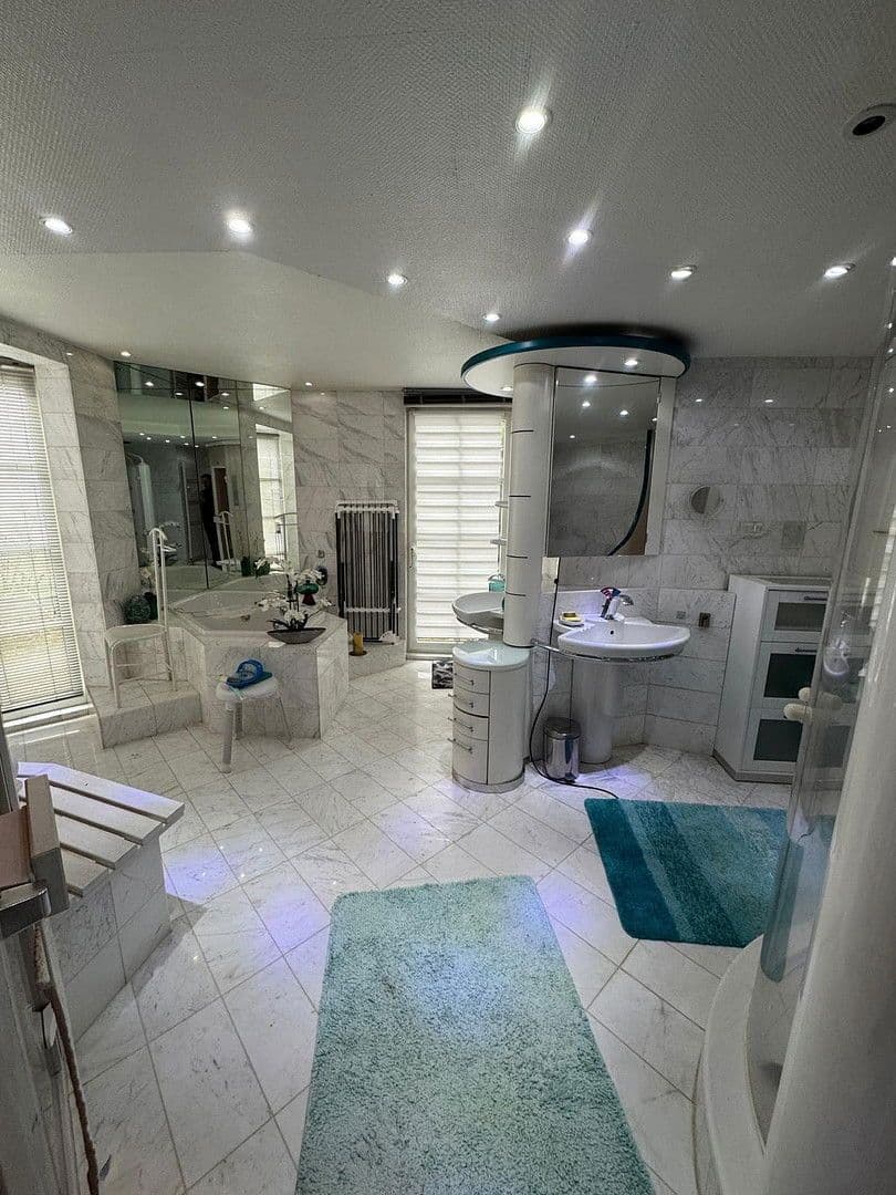 Prenájom bytu 4-izbový 140 m², Kaiserslautern, Porýnie-Falcko Prenájom bytu 4-izbový 140 m², Kaiserslautern, Porýnie-Falcko