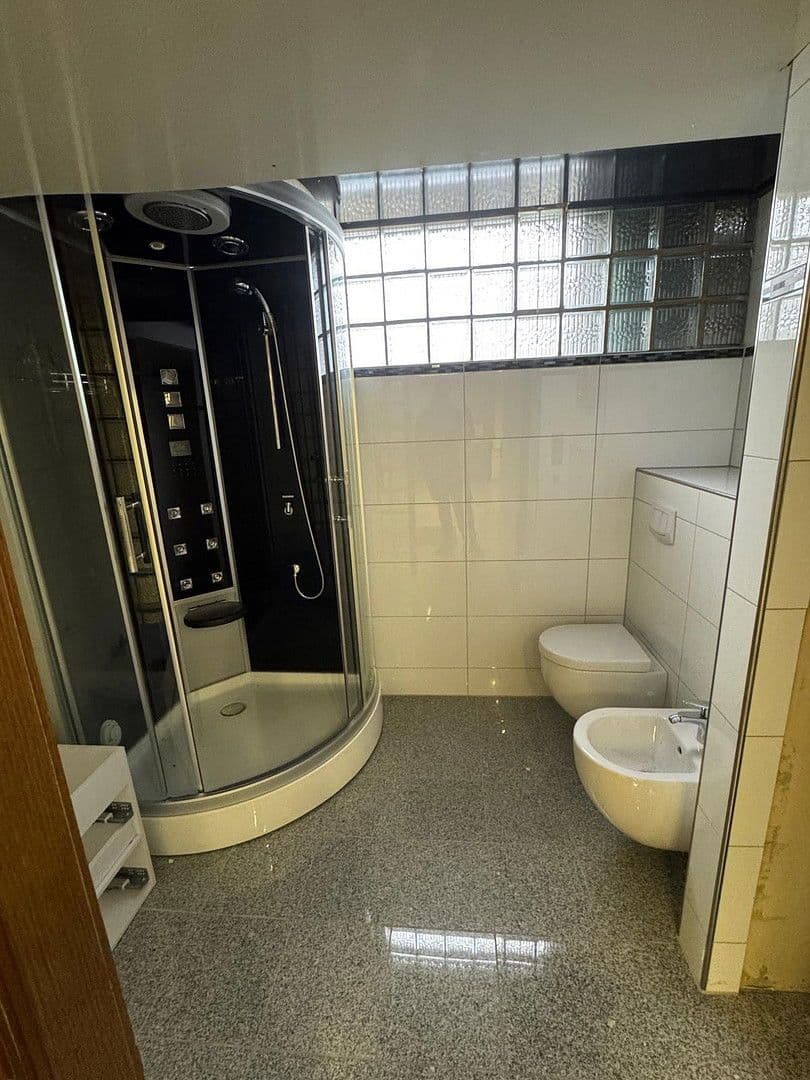 Prenájom bytu 4-izbový 140 m², Kaiserslautern, Porýnie-Falcko Prenájom bytu 4-izbový 140 m², Kaiserslautern, Porýnie-Falcko