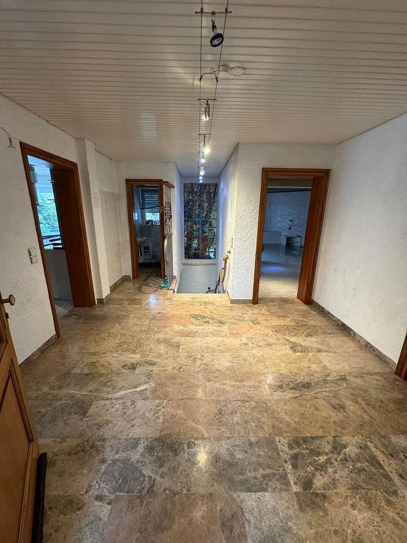 Prenájom bytu 4-izbový 140 m², Kaiserslautern, Porýnie-Falcko Prenájom bytu 4-izbový 140 m², Kaiserslautern, Porýnie-Falcko