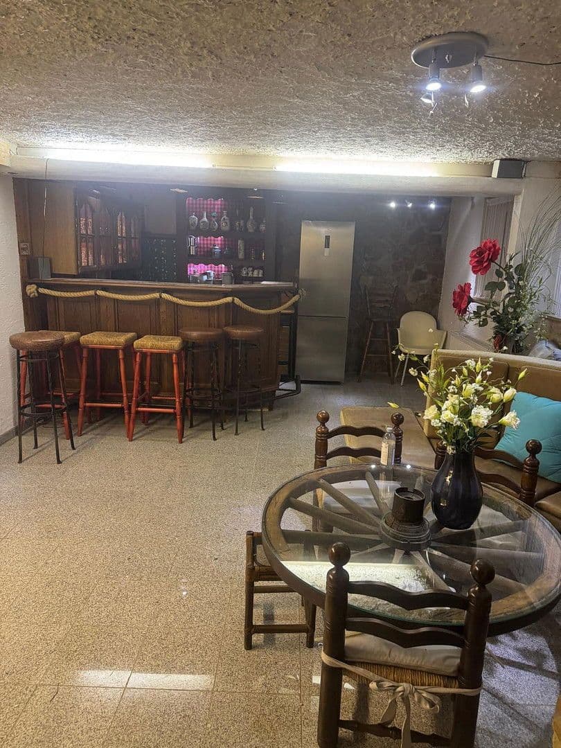 Prenájom bytu 4-izbový 140 m², Kaiserslautern, Porýnie-Falcko Prenájom bytu 4-izbový 140 m², Kaiserslautern, Porýnie-Falcko