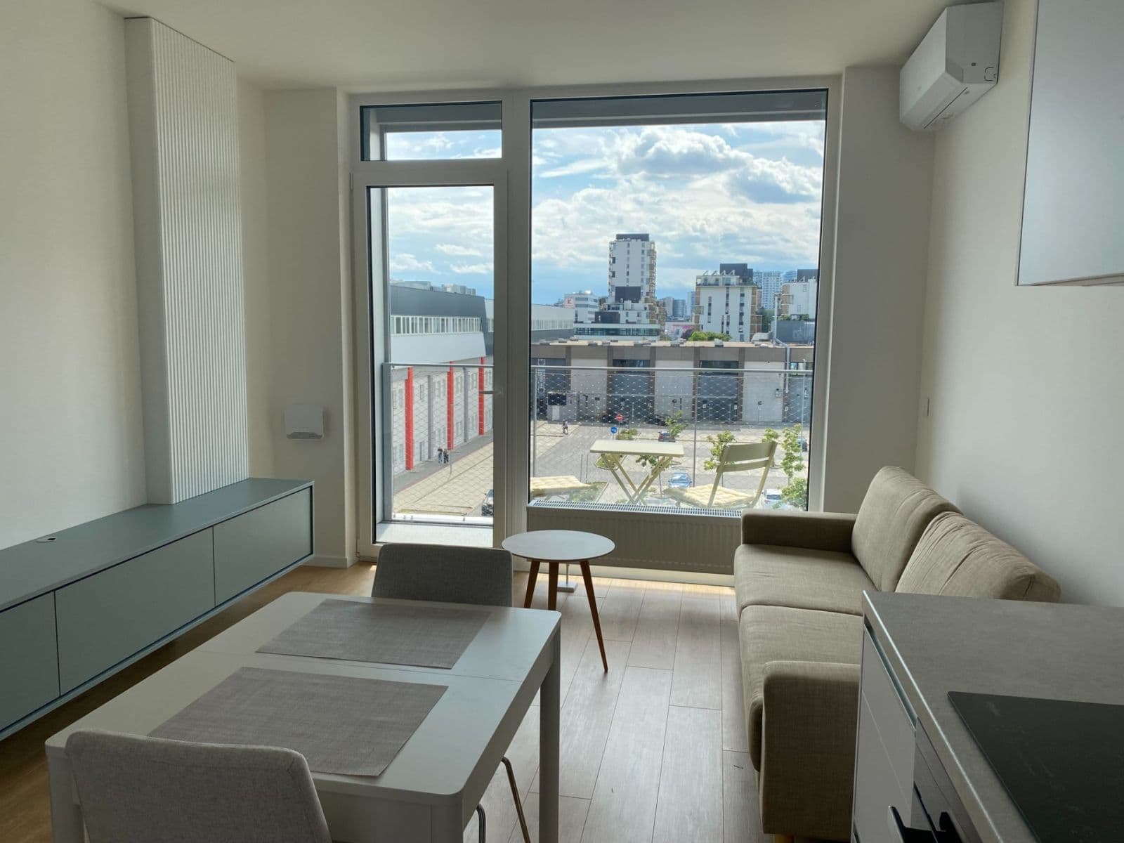 Prenájom bytu 1-izbový 34 m², Rožňavská, Nové Mesto, Bratislavský kraj Prenájom bytu 1-izbový 34 m², Rožňavská, Nové Mesto, Bratislavský kraj