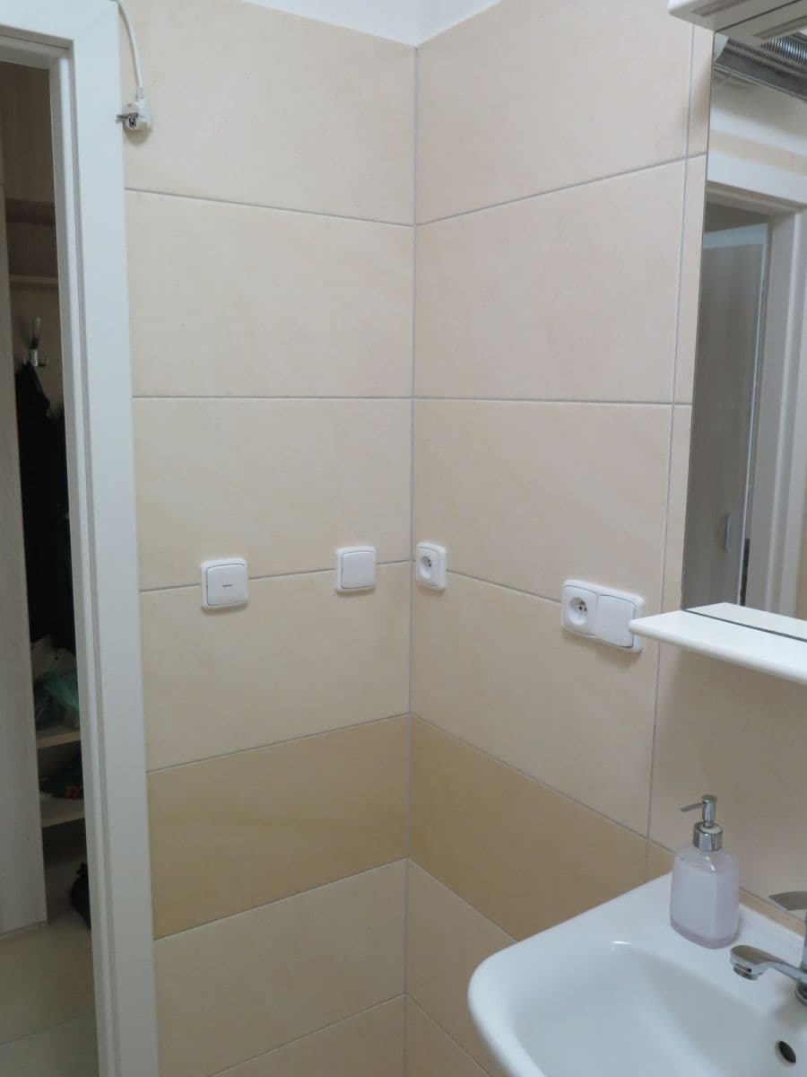 Prenájom bytu 2-izbový 41 m², U Valu, Praha, Praha Prenájom bytu 2-izbový 41 m², U Valu, Praha, Praha