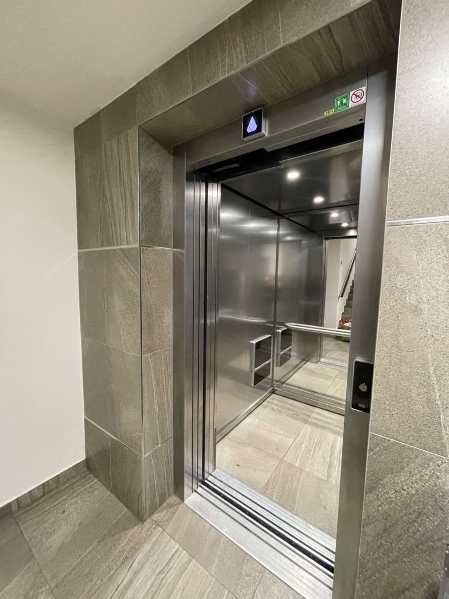 Prenájom bytu 2-izbový 62 m², Vojenova, Praha, Praha Prenájom bytu 2-izbový 62 m², Vojenova, Praha, Praha