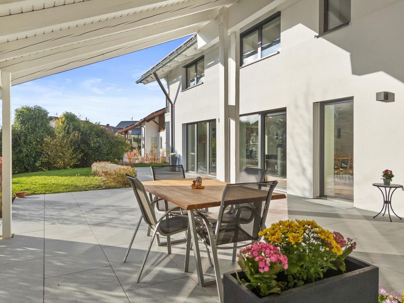 Predaj domu 303 m², pozemek 1.035 m², Bürgermeister-Huber-Straße 21, Loiching, Bavorsko Predaj domu 303 m², pozemek 1.035 m², Bürgermeister-Huber-Straße 21, Loiching, Bavorsko