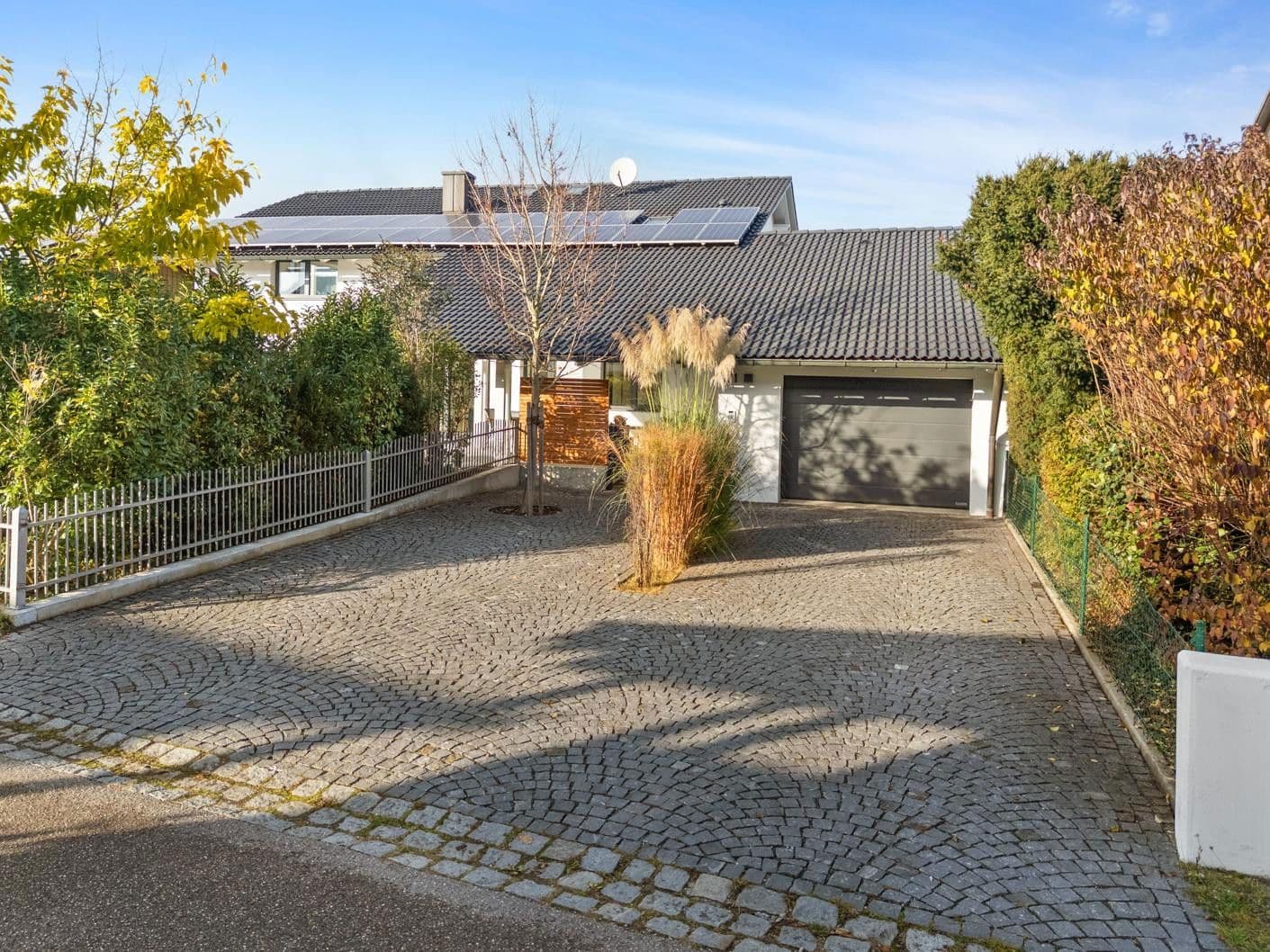 Predaj domu 303 m², pozemek 1.035 m², Bürgermeister-Huber-Straße 21, Loiching, Bavorsko Predaj domu 303 m², pozemek 1.035 m², Bürgermeister-Huber-Straße 21, Loiching, Bavorsko