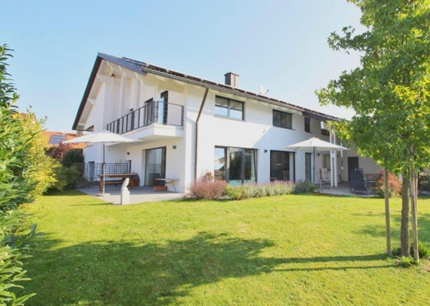 Predaj domu 303 m², pozemek 1.035 m², Bürgermeister-Huber-Straße 21, Loiching, Bavorsko Predaj domu 303 m², pozemek 1.035 m², Bürgermeister-Huber-Straße 21, Loiching, Bavorsko