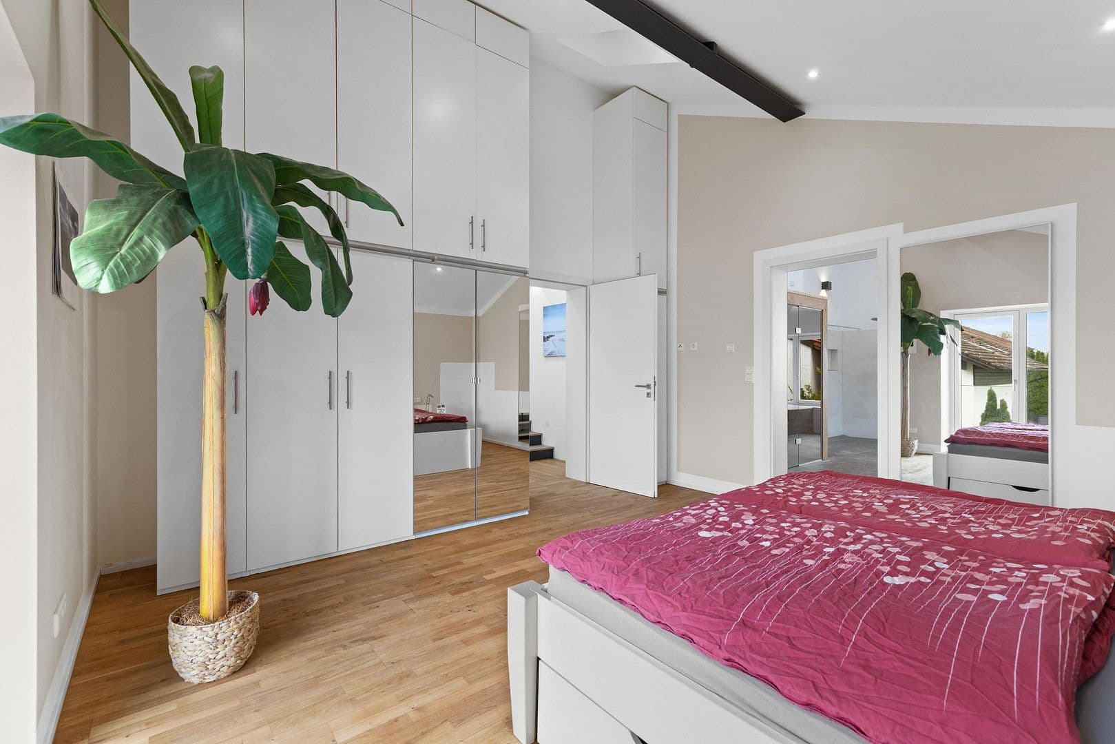 Predaj domu 303 m², pozemek 1.035 m², Bürgermeister-Huber-Straße 21, Loiching, Bavorsko Predaj domu 303 m², pozemek 1.035 m², Bürgermeister-Huber-Straße 21, Loiching, Bavorsko