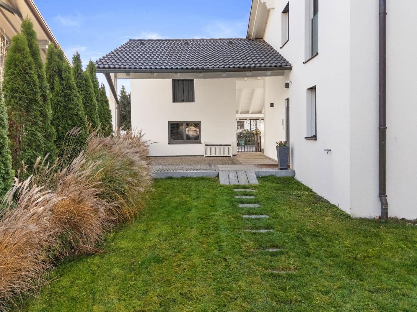 Predaj domu 303 m², pozemek 1.035 m², Bürgermeister-Huber-Straße 21, Loiching, Bavorsko Predaj domu 303 m², pozemek 1.035 m², Bürgermeister-Huber-Straße 21, Loiching, Bavorsko