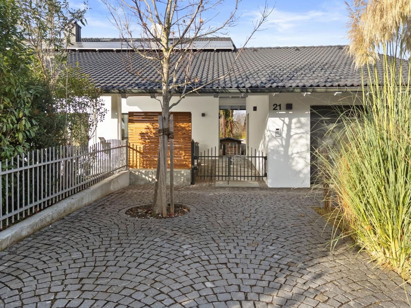 Predaj domu 303 m², pozemek 1.035 m², Bürgermeister-Huber-Straße 21, Loiching, Bavorsko Predaj domu 303 m², pozemek 1.035 m², Bürgermeister-Huber-Straße 21, Loiching, Bavorsko