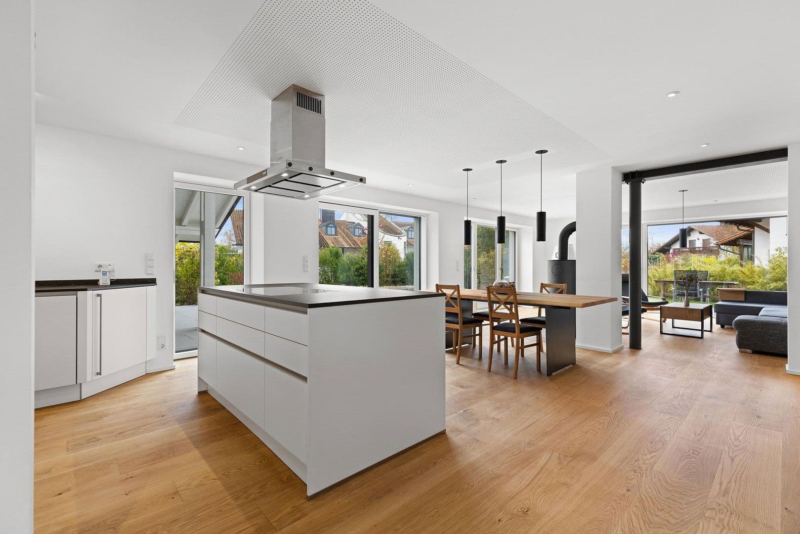 Predaj domu 303 m², pozemek 1.035 m², Bürgermeister-Huber-Straße 21, Loiching, Bavorsko Predaj domu 303 m², pozemek 1.035 m², Bürgermeister-Huber-Straße 21, Loiching, Bavorsko