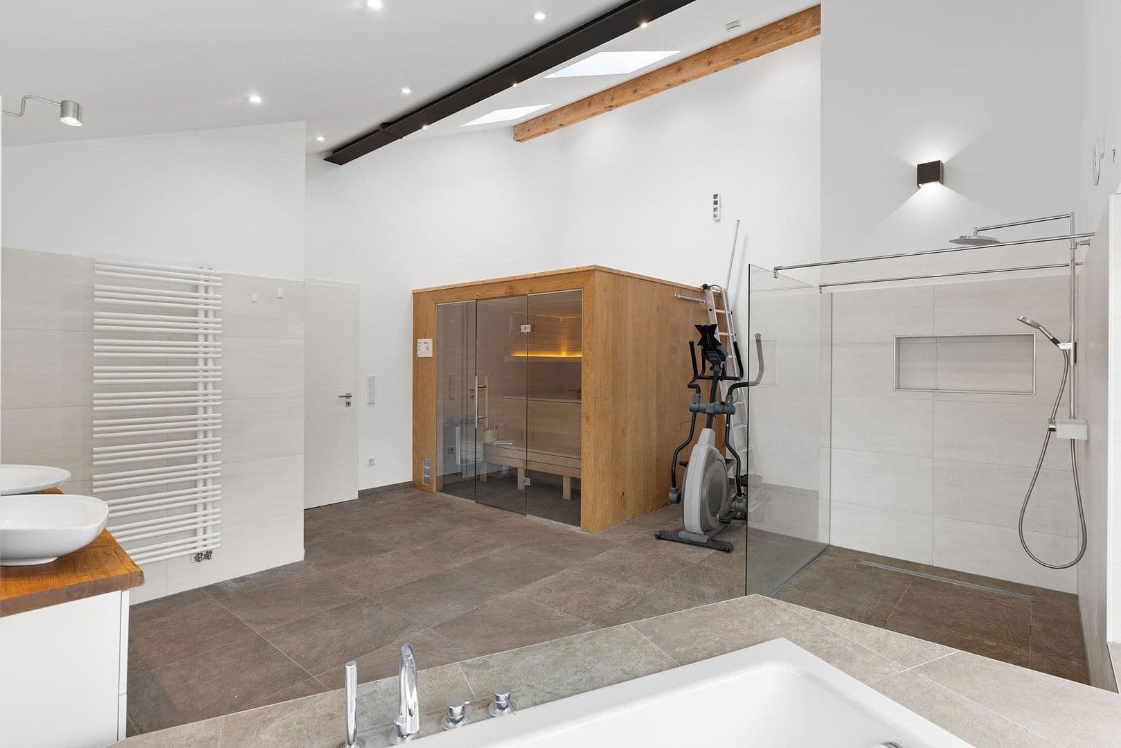 Predaj domu 303 m², pozemek 1.035 m², Bürgermeister-Huber-Straße 21, Loiching, Bavorsko Predaj domu 303 m², pozemek 1.035 m², Bürgermeister-Huber-Straße 21, Loiching, Bavorsko