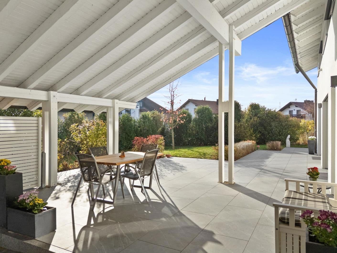 Predaj domu 303 m², pozemek 1.035 m², Bürgermeister-Huber-Straße 21, Loiching, Bavorsko Predaj domu 303 m², pozemek 1.035 m², Bürgermeister-Huber-Straße 21, Loiching, Bavorsko