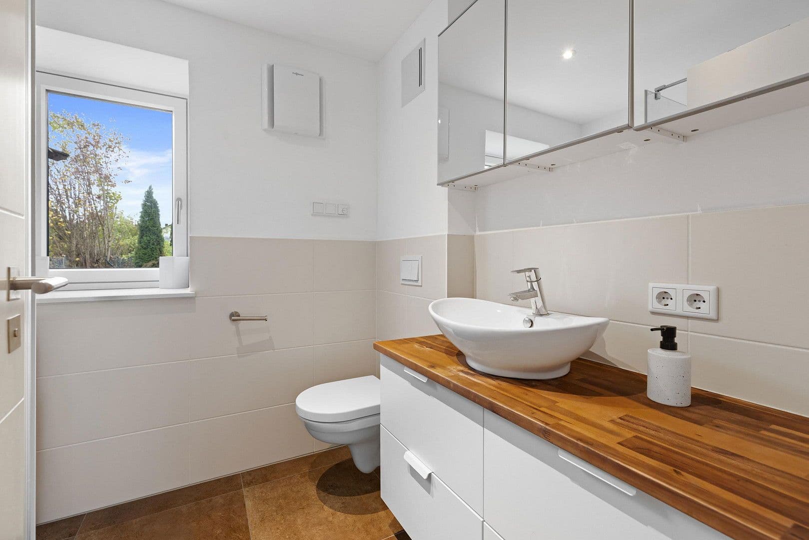 Predaj domu 303 m², pozemek 1.035 m², Bürgermeister-Huber-Straße 21, Loiching, Bavorsko Predaj domu 303 m², pozemek 1.035 m², Bürgermeister-Huber-Straße 21, Loiching, Bavorsko