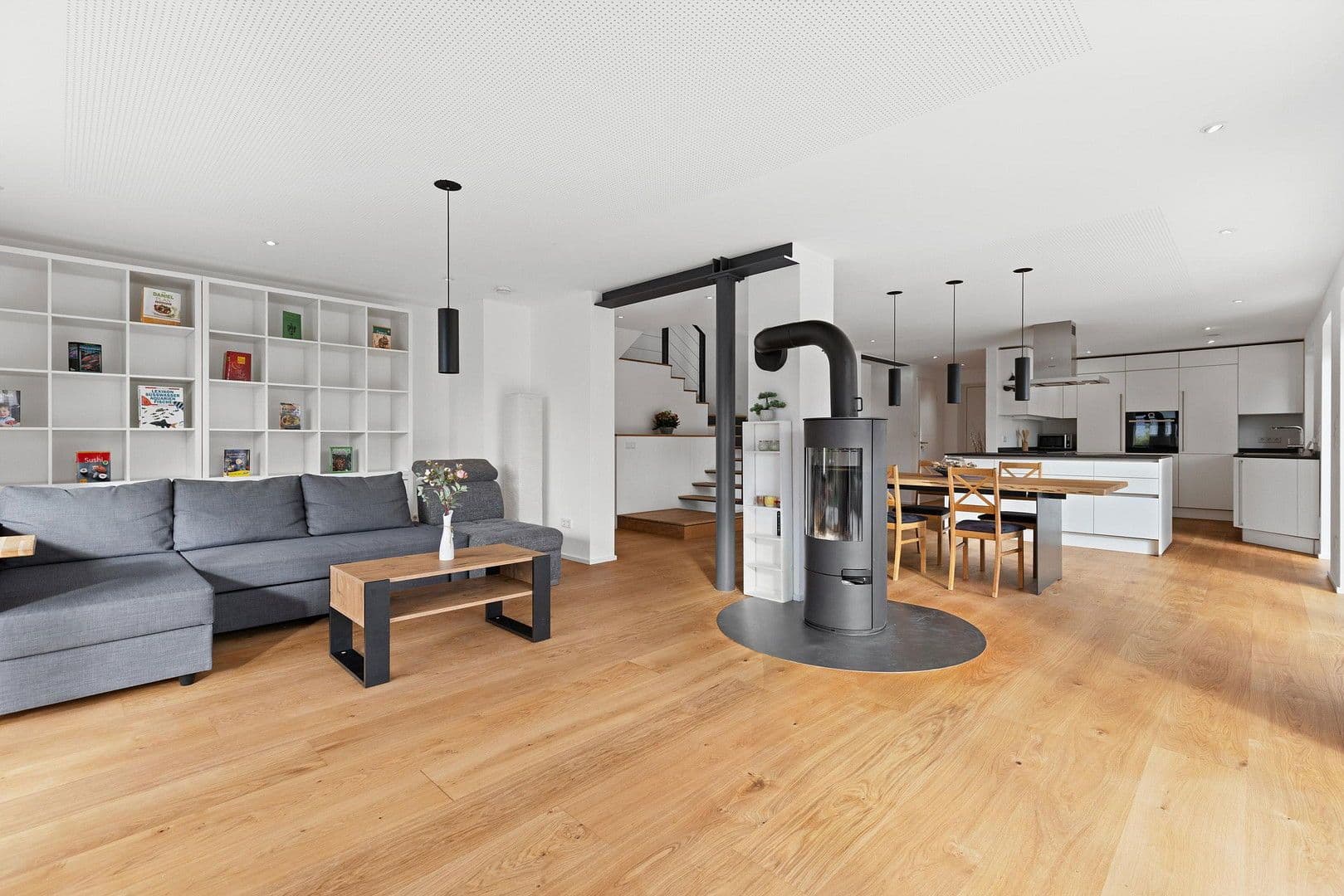 Predaj domu 303 m², pozemek 1.035 m², Bürgermeister-Huber-Straße 21, Loiching, Bavorsko Predaj domu 303 m², pozemek 1.035 m², Bürgermeister-Huber-Straße 21, Loiching, Bavorsko