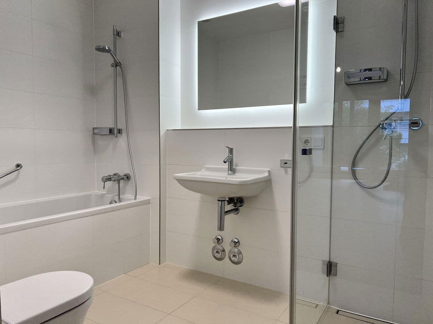 Prenájom bytu 2-izbový 77 m², Pariser Str. 23, Berlin, Berlín Prenájom bytu 2-izbový 77 m², Pariser Str. 23, Berlin, Berlín