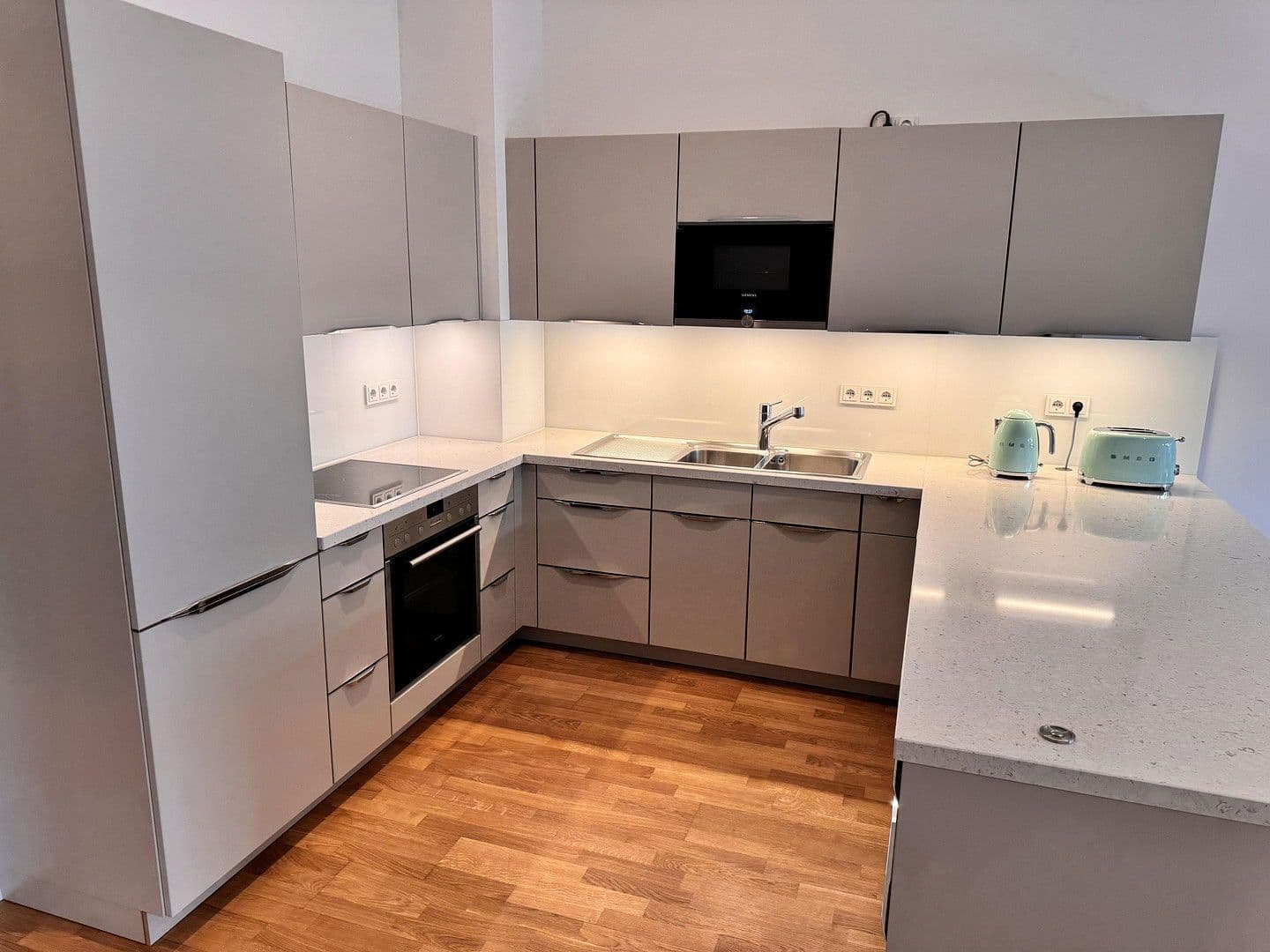 Prenájom bytu 2-izbový 77 m², Pariser Str. 23, Berlin, Berlín Prenájom bytu 2-izbový 77 m², Pariser Str. 23, Berlin, Berlín