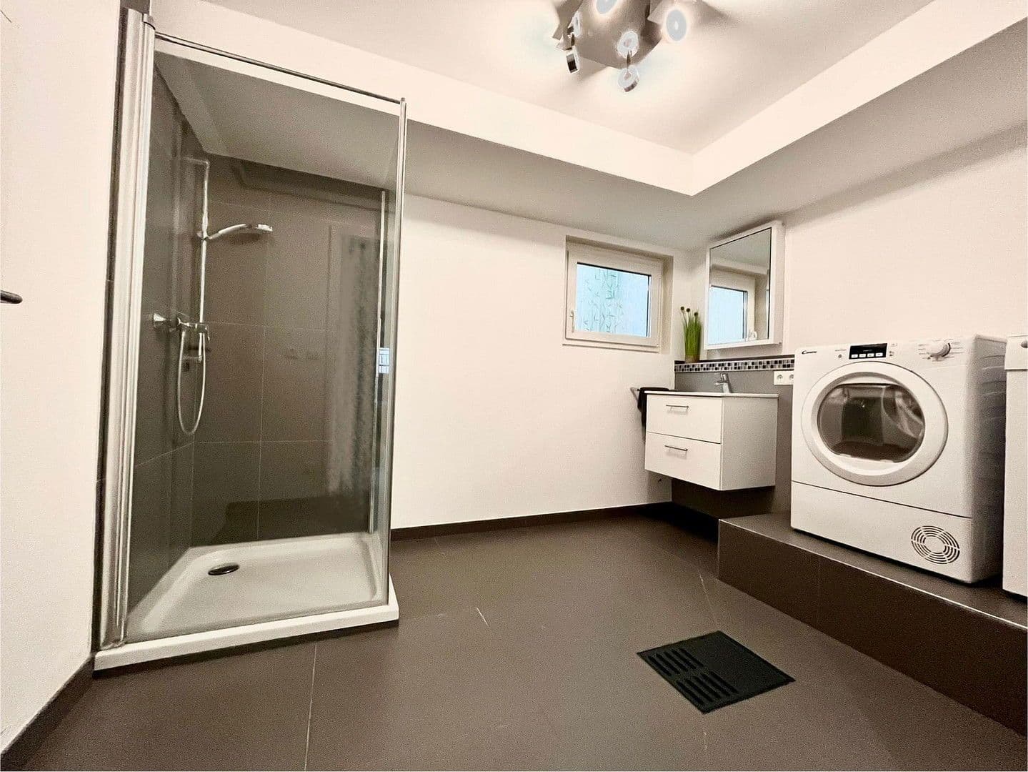 Predaj domu 165 m², pozemek 380 m², Ringstraße 7, Brunnthal, Bavorsko Predaj domu 165 m², pozemek 380 m², Ringstraße 7, Brunnthal, Bavorsko