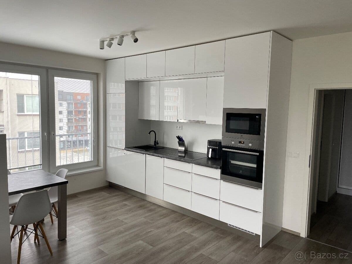 Prenájom bytu 1-izbový 53 m², Na Spravedlnosti, Pardubice, Pardubický kraj Prenájom bytu 1-izbový 53 m², Na Spravedlnosti, Pardubice, Pardubický kraj