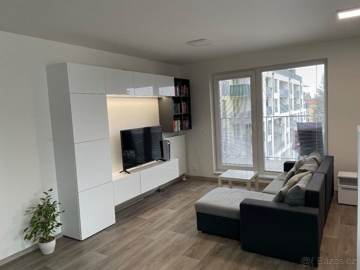 Prenájom bytu 1-izbový 53 m², Na Spravedlnosti, Pardubice, Pardubický kraj Prenájom bytu 1-izbový 53 m², Na Spravedlnosti, Pardubice, Pardubický kraj