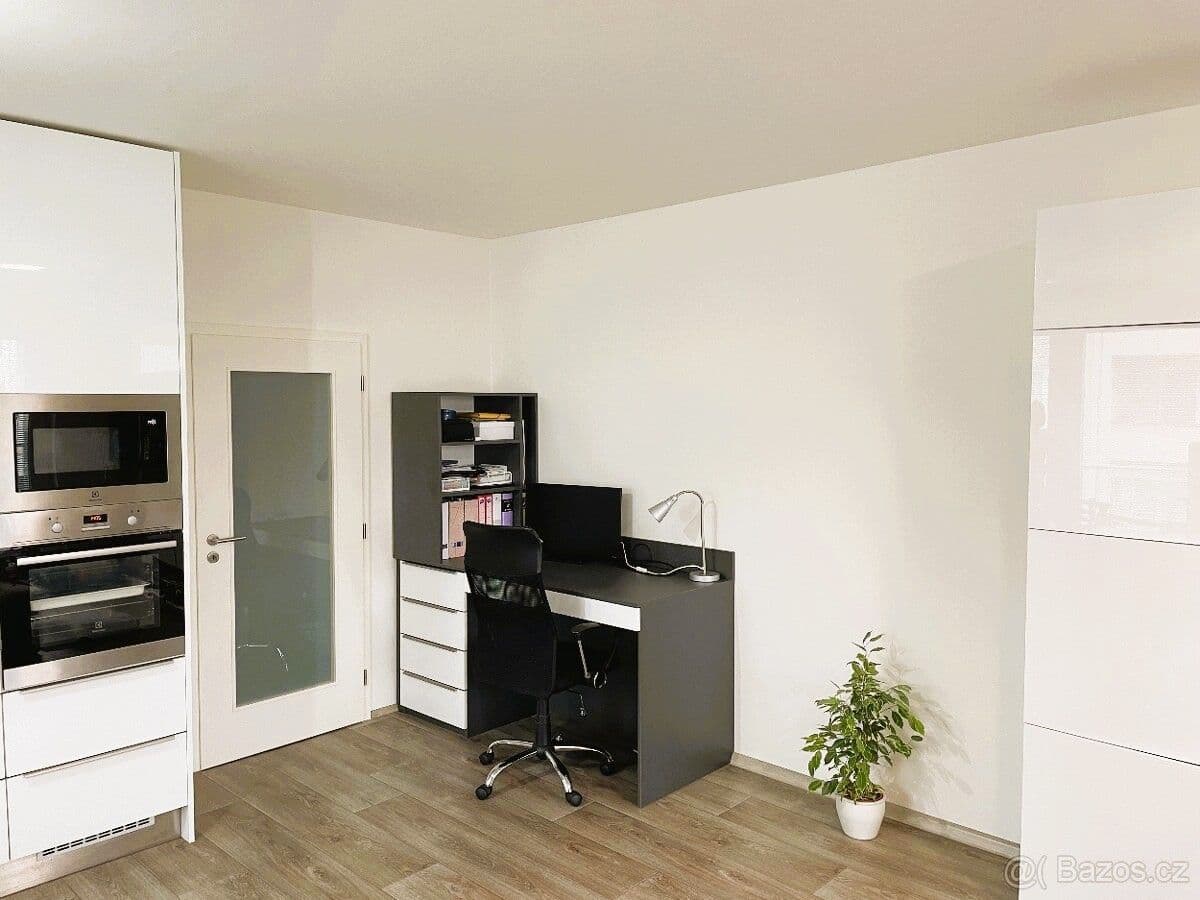 Prenájom bytu 1-izbový 53 m², Na Spravedlnosti, Pardubice, Pardubický kraj Prenájom bytu 1-izbový 53 m², Na Spravedlnosti, Pardubice, Pardubický kraj