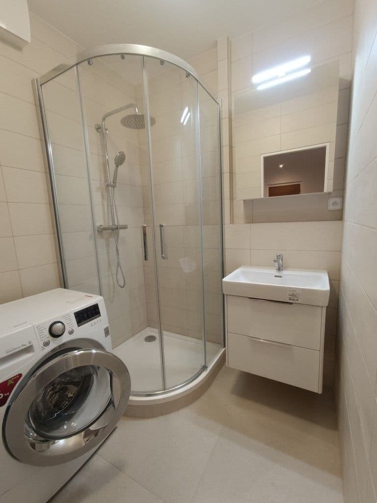 Prenájom bytu 3-izbový 66 m², Jažlovická, Praha, Praha Prenájom bytu 3-izbový 66 m², Jažlovická, Praha, Praha