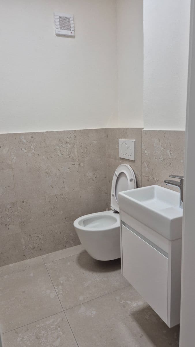 Prenájom bytu 3-izbový 72 m², K Lesu, Praha, Praha Prenájom bytu 3-izbový 72 m², K Lesu, Praha, Praha