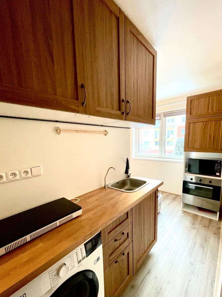 Prenájom bytu 1-izbový 32 m², Spojovací, Milovice, Středočeský kraj Prenájom bytu 1-izbový 32 m², Spojovací, Milovice, Středočeský kraj