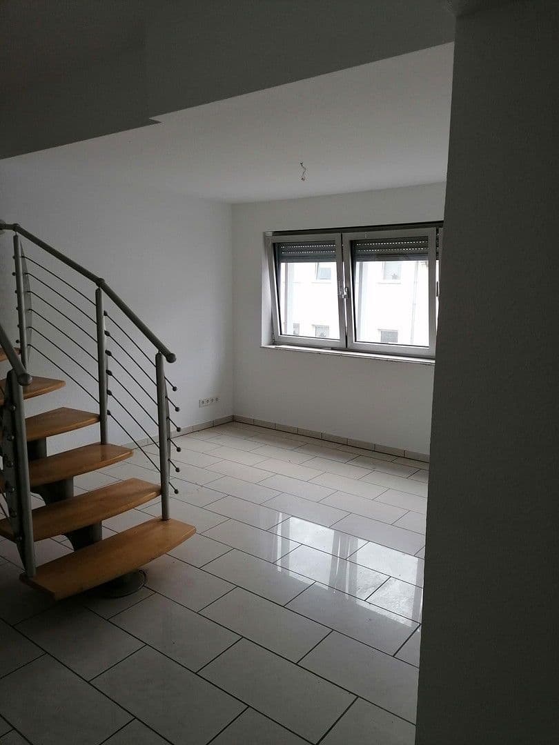 Prenájom bytu 4-izbový 130 m², Ludweilerstraße 20, Großrosseln, Sársko Prenájom bytu 4-izbový 130 m², Ludweilerstraße 20, Großrosseln, Sársko