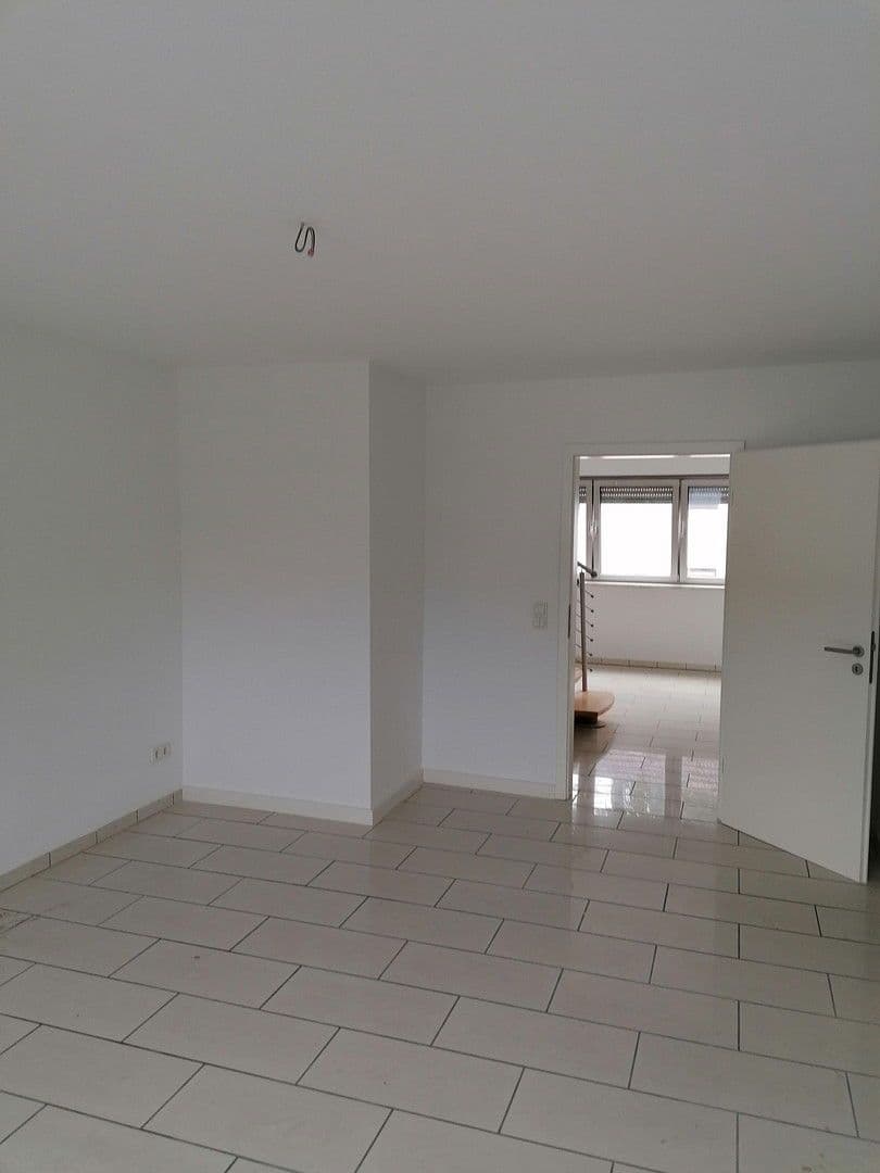 Prenájom bytu 4-izbový 130 m², Ludweilerstraße 20, Großrosseln, Sársko Prenájom bytu 4-izbový 130 m², Ludweilerstraße 20, Großrosseln, Sársko