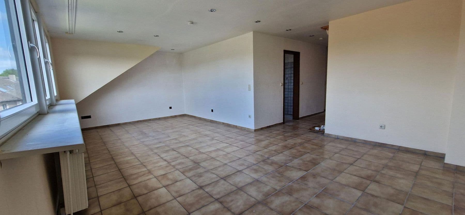 Prenájom bytu 3-izbový 95 m², Duisburg, Severné Porýnie - Westfálsko Prenájom bytu 3-izbový 95 m², Duisburg, Severné Porýnie - Westfálsko