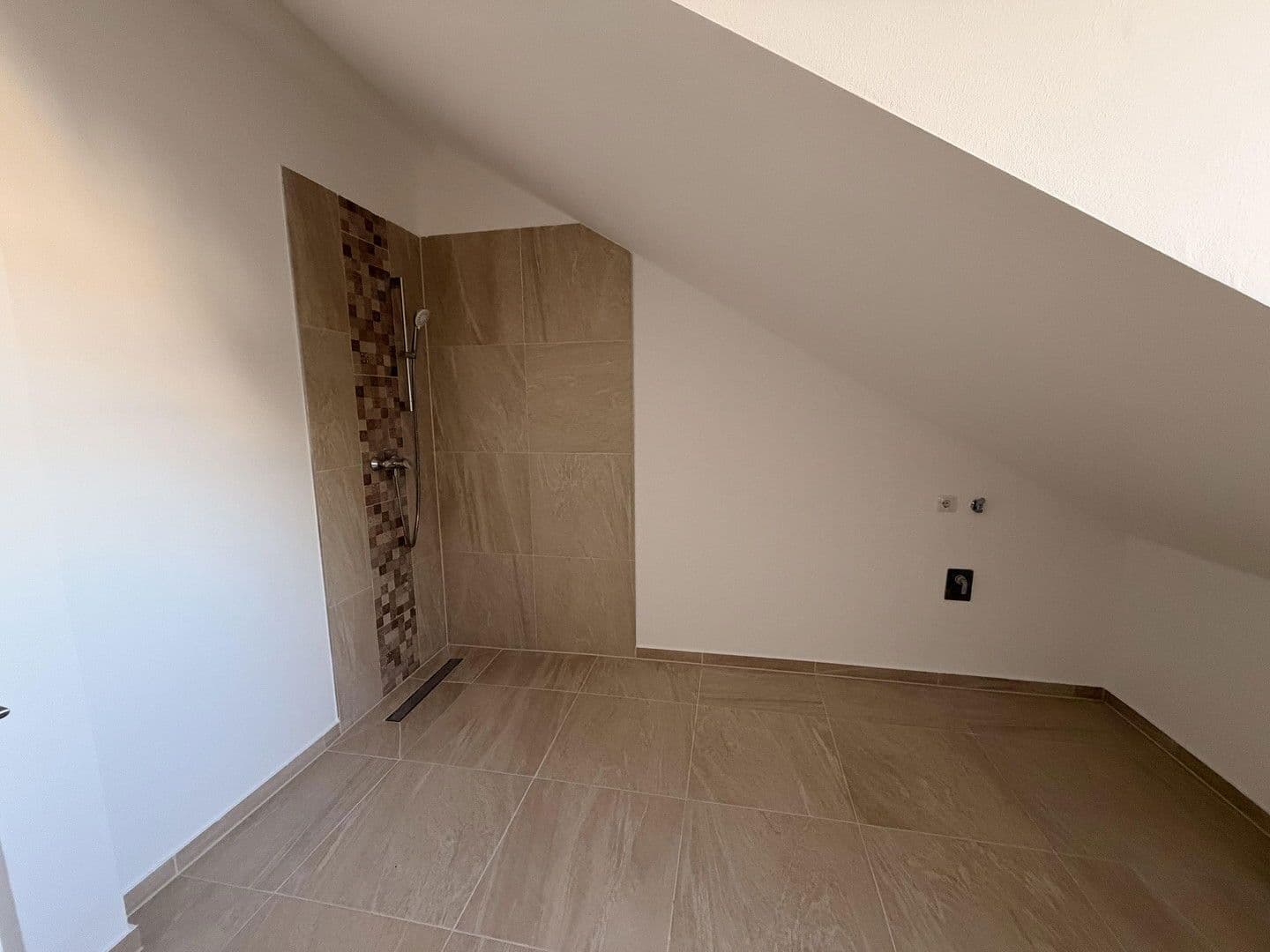 Prenájom bytu 4-izbový 144 m², Neuhofer Straße 45, Mannheim, Bádensko-Wurttembersko Prenájom bytu 4-izbový 144 m², Neuhofer Straße 45, Mannheim, Bádensko-Wurttembersko