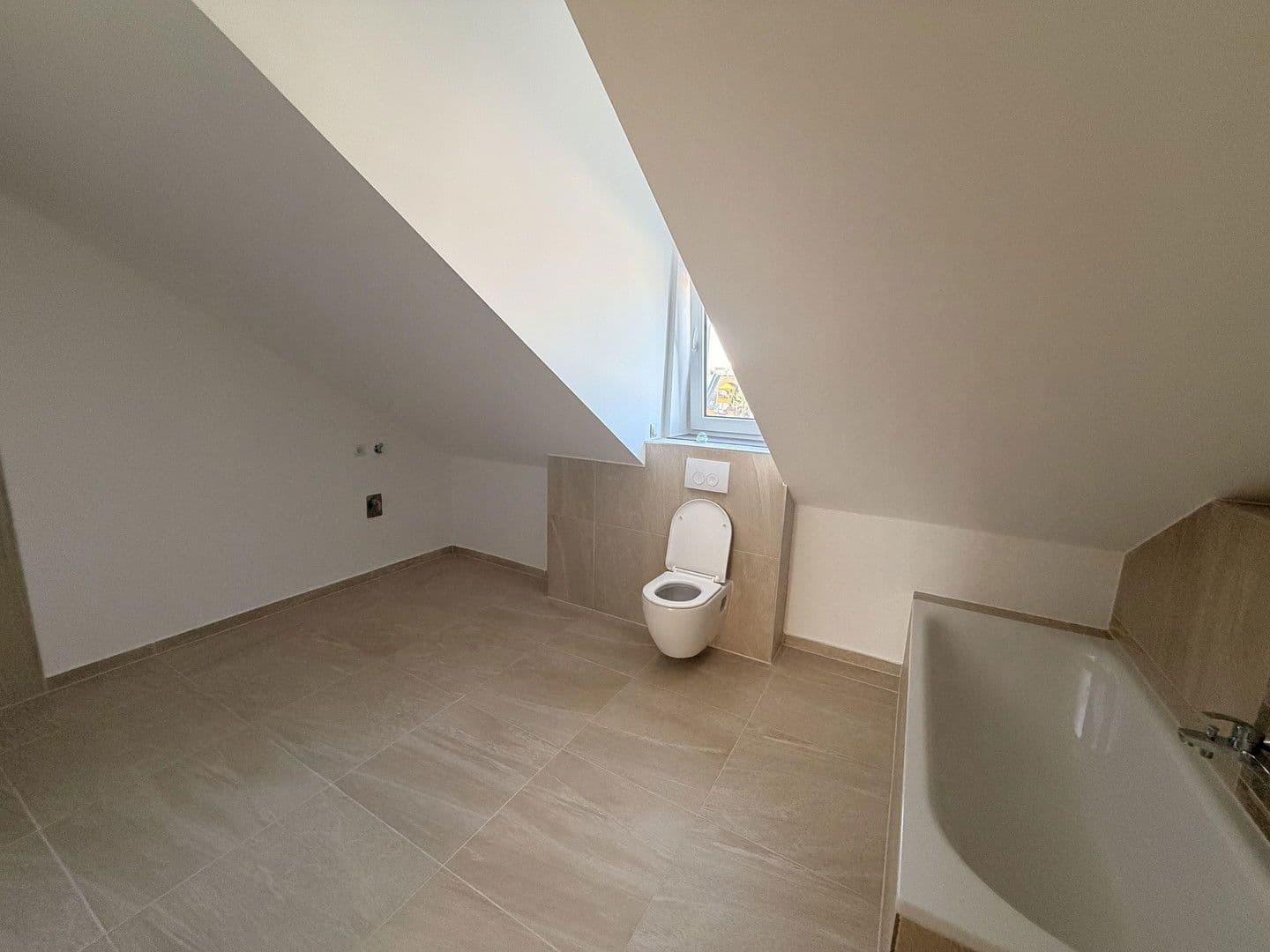 Prenájom bytu 4-izbový 144 m², Neuhofer Straße 45, Mannheim, Bádensko-Wurttembersko Prenájom bytu 4-izbový 144 m², Neuhofer Straße 45, Mannheim, Bádensko-Wurttembersko