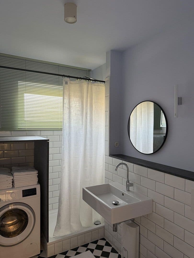 Prenájom bytu 3-izbový 70 m², Düsseldorfer str 45, Köln, Severné Porýnie - Westfálsko Prenájom bytu 3-izbový 70 m², Düsseldorfer str 45, Köln, Severné Porýnie - Westfálsko