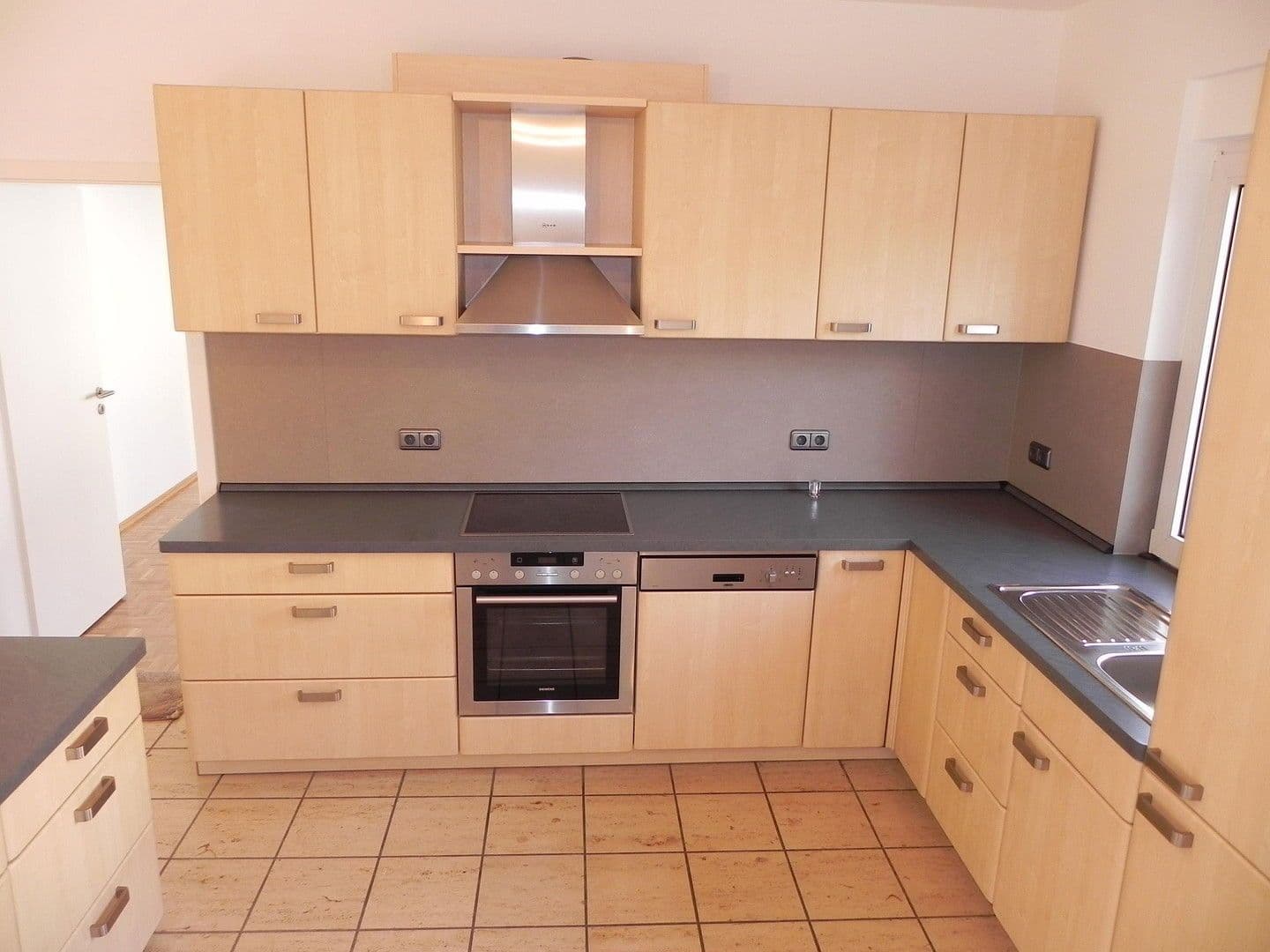 Prenájom bytu 3-izbový 97 m², Aschaffenburger Straße 50, Offenbach, Hesensko Prenájom bytu 3-izbový 97 m², Aschaffenburger Straße 50, Offenbach, Hesensko