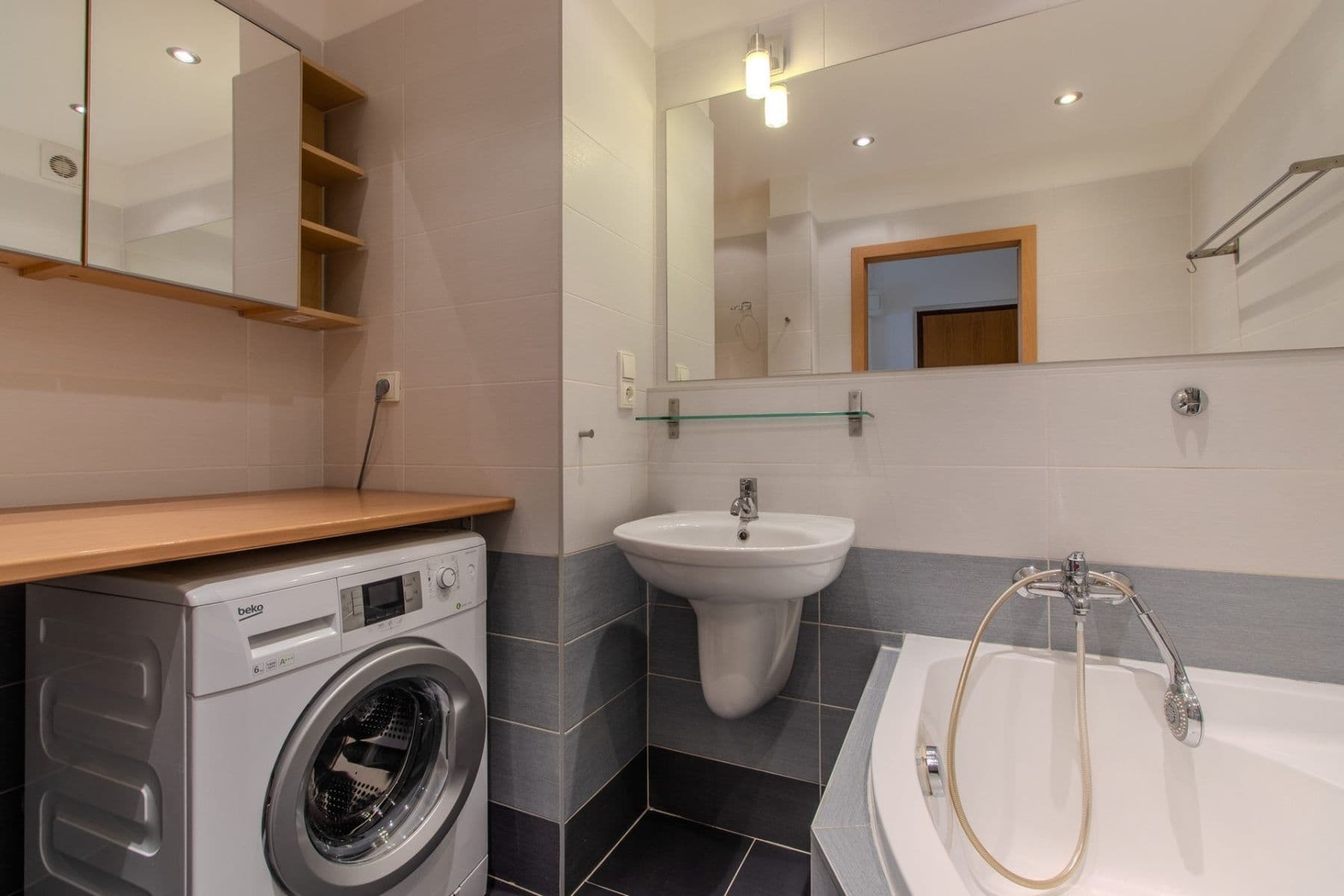 Prenájom bytu 3-izbový 64 m², Jažlovická, Praha, Praha Prenájom bytu 3-izbový 64 m², Jažlovická, Praha, Praha