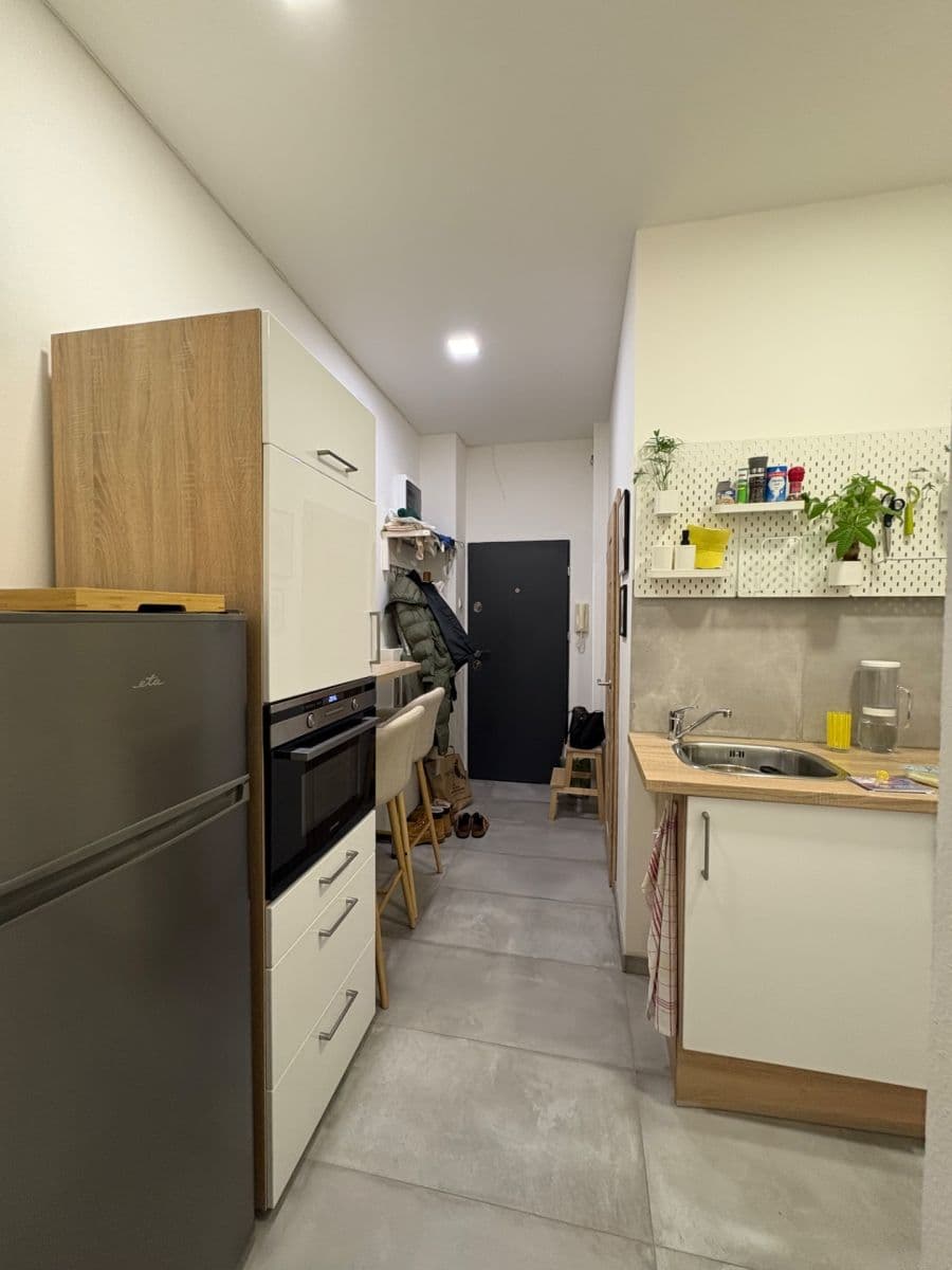 Prenájom bytu 1-izbový 33 m², Komárovská, Brno, Jihomoravský kraj Prenájom bytu 1-izbový 33 m², Komárovská, Brno, Jihomoravský kraj