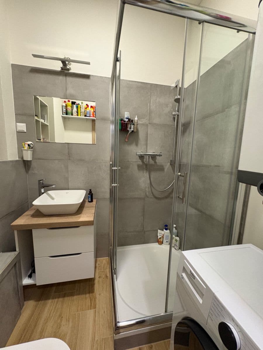 Prenájom bytu 1-izbový 33 m², Komárovská, Brno, Jihomoravský kraj Prenájom bytu 1-izbový 33 m², Komárovská, Brno, Jihomoravský kraj