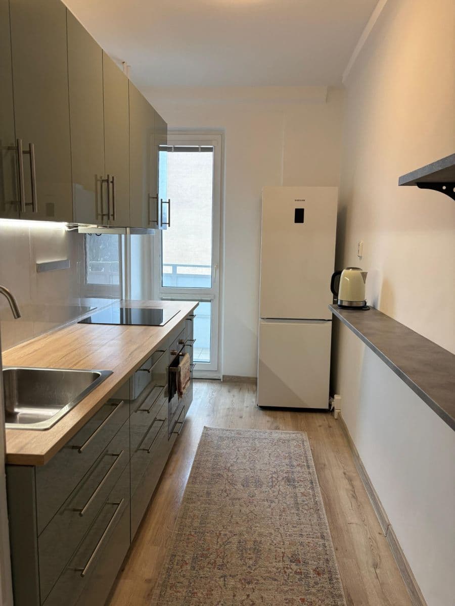 Prenájom bytu 3-izbový 63 m², Sputniková, Ružinov, Bratislavský kraj Prenájom bytu 3-izbový 63 m², Sputniková, Ružinov, Bratislavský kraj