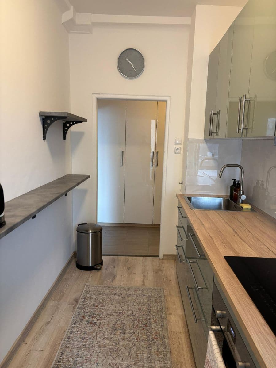 Prenájom bytu 3-izbový 63 m², Sputniková, Ružinov, Bratislavský kraj Prenájom bytu 3-izbový 63 m², Sputniková, Ružinov, Bratislavský kraj